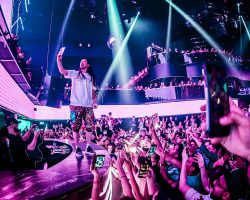 방 안에서 즐기는 클럽 Marquee 싱가포르의 파티