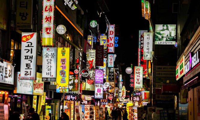 COVID-19 확진자가 증가함에 따라 서울의 클럽들이 다시 문을 닫았다.