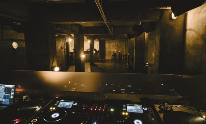 사회적 거리두기 상황이 완화됨에 따라 한국의 클럽들이 재개장하고 있다