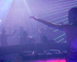 클럽이 그립다면? 비디오 게임을 통해 자신만의 클럽의 주인이 되어보자!