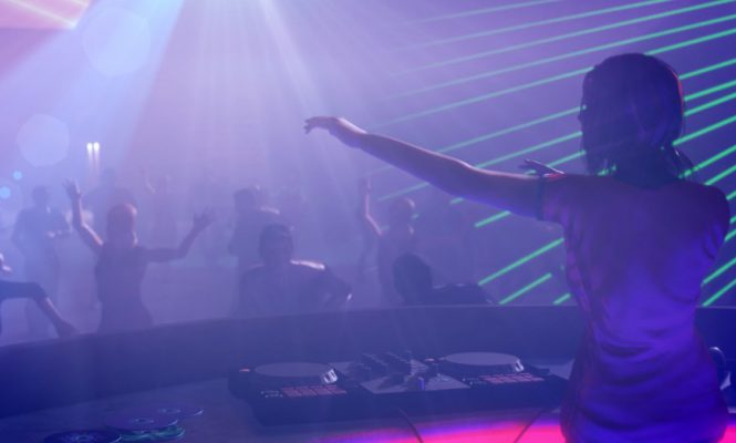 클럽이 그립다면? 비디오 게임을 통해 자신만의 클럽의 주인이 되어보자!