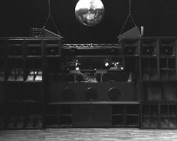 스위스 클럽, 사회적 거리두기 규제없이 수용 인원 축소로 재개장