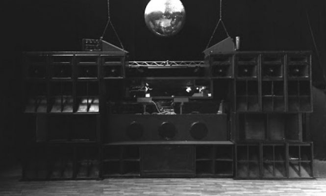 스위스 클럽, 사회적 거리두기 규제없이 수용 인원 축소로 재개장