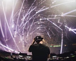 ERIC PRYDZ가 다음 주 개최되는 TOMORROWLAND 디지털 페스티벌에서 새로운 라이브 공연을 선보일 예정이다.