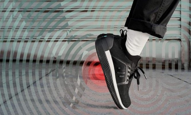 발을 통해 음악을 느낄 수 있는 새로운 오디오 내장 운동화