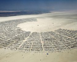 BURNING MAN의 개최 취소에도 불구하고 수백 명이 현장에 모였다.