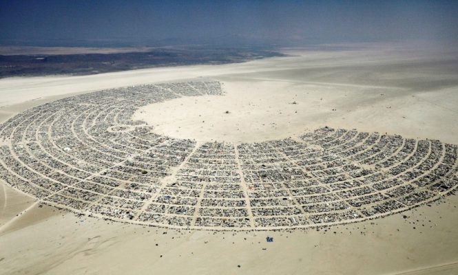 BURNING MAN의 개최 취소에도 불구하고 수백 명이 현장에 모였다.