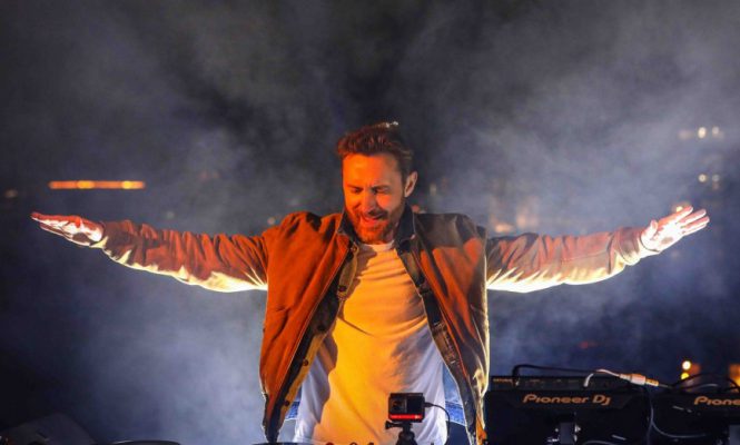 DAVID GUETTA, COVID-19 백신을 맞으라 권고