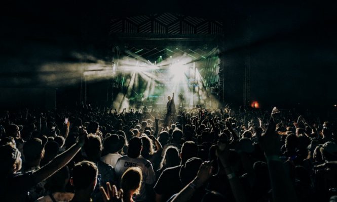미국 전염병 전문가에 따르면 올 가을부터 라이브 음악 공연이 재개될 수 있다고 한다.
